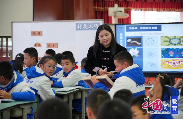 成都青羊开展美术教研活动探索非遗文化在美术课堂中的创新实践