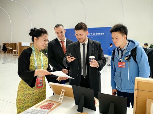 当传统之美邂逅创新之力论坛年会秒变国风秀场